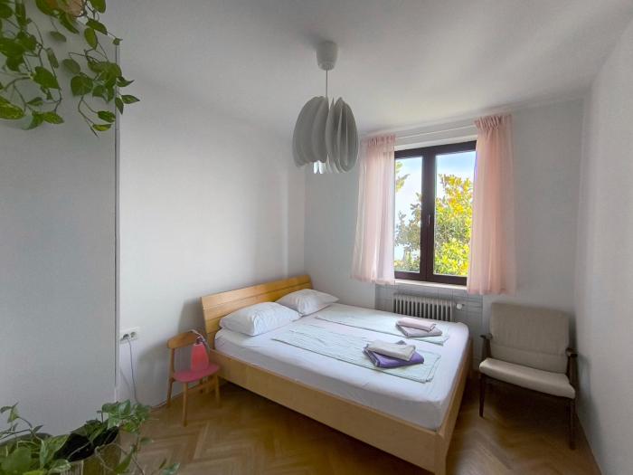 Apartments with sea view, terrace and free parking