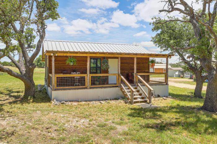 Romantic Wine Country Cabin Near Fredericksburg