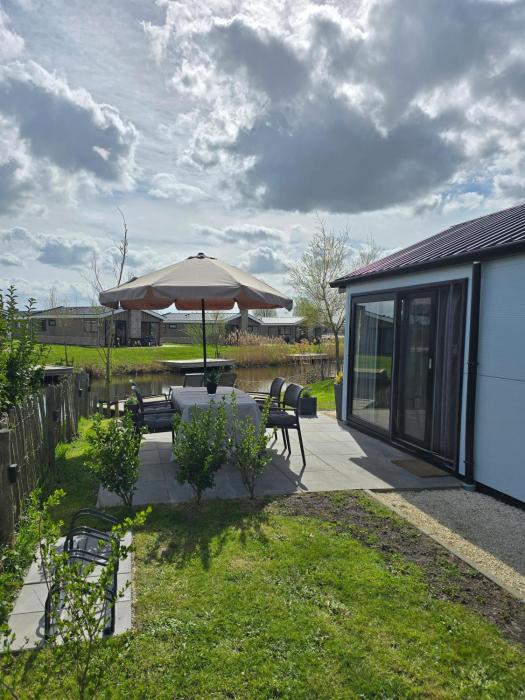 EuroParcs De IJssel Eilanden Chalet Liama mit Steg & Zaun IJE553