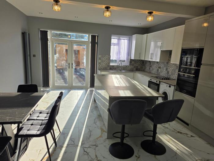 3 Bedroom House - A walking distance to Train Station