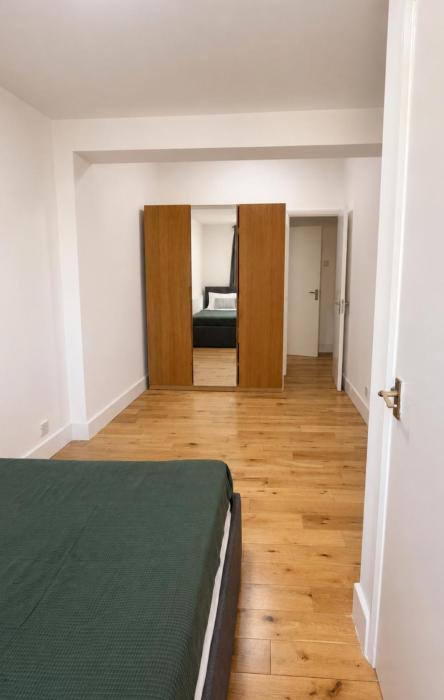 Spacious 2-Bedroom Apartment Near Canary Wharf with Fast City Access