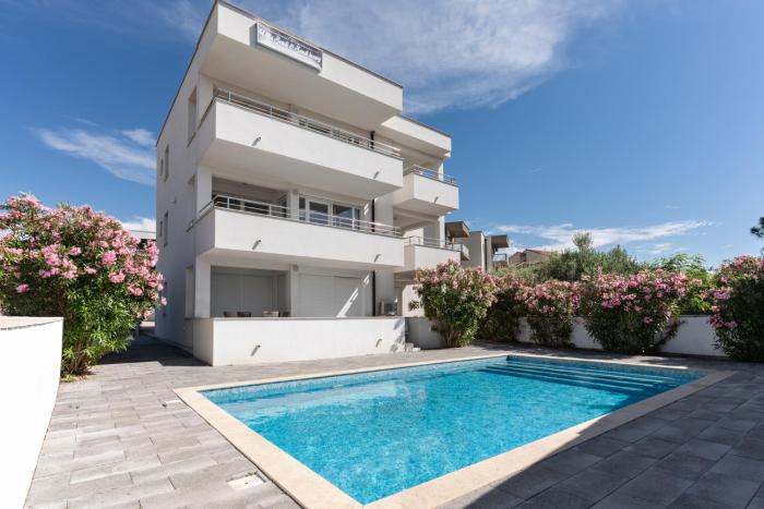 Villa Sendi 2 with a pool