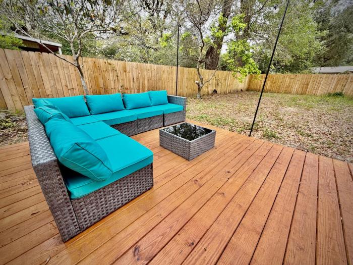 Patio Retreat 10 min Downtown 20 min Beach