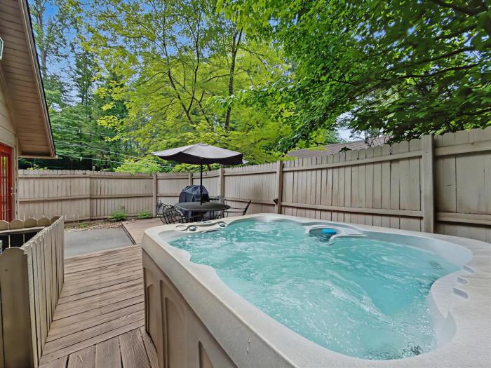 Smokies Cabin Sleeps 6 Hot Tub Fireplace Deck