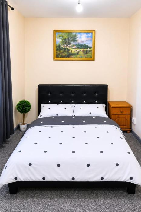 Modern Stylish Double Room with TV & Fast Wi-Fi