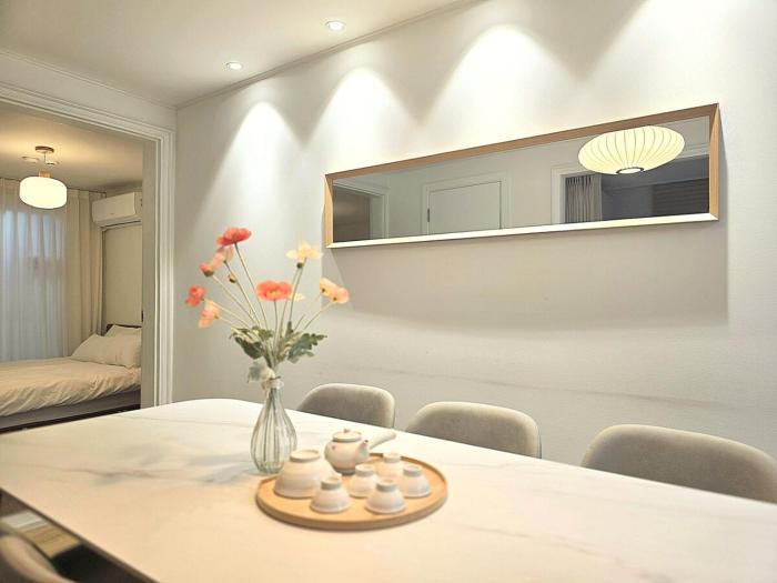 1st floor, 3 bedrooms, 5-min walk to Mangwon Market, 10-min walk to Subway, 5-min walk to Han River, 10-min walk to Hongdae, Family and friends accommodation,NEW