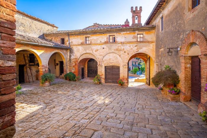 Apartment in historic residence with pool and view