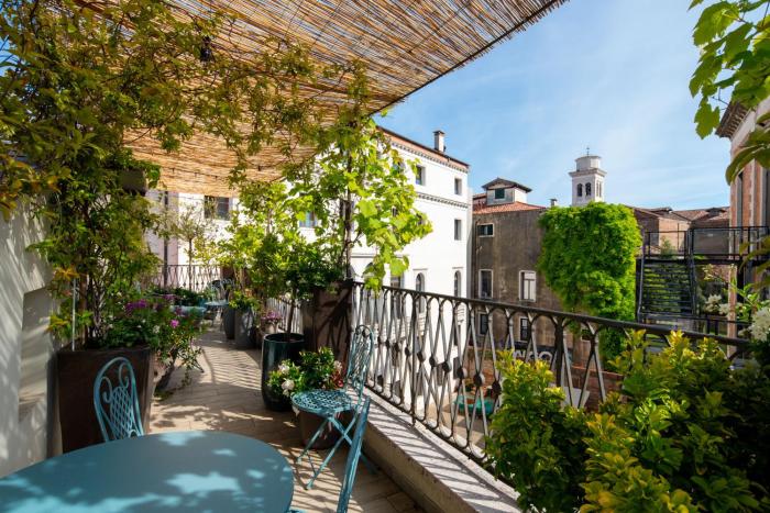 Cà Cornelia - a rooftop terrace with dazzling view