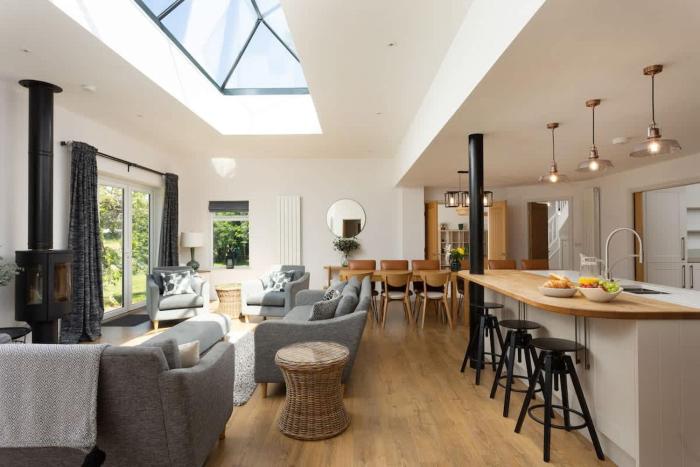 Spacious Farmhouse for 16 Near York