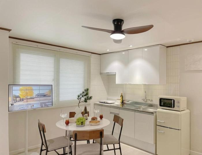 3 mins from Konkuk University Station, 10 mins walk from Seongsu Station