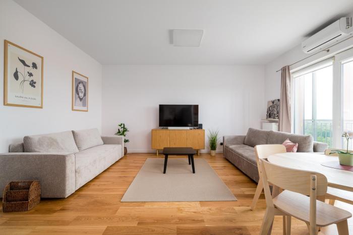 Okopowa Spacious Apartment by BookingHost