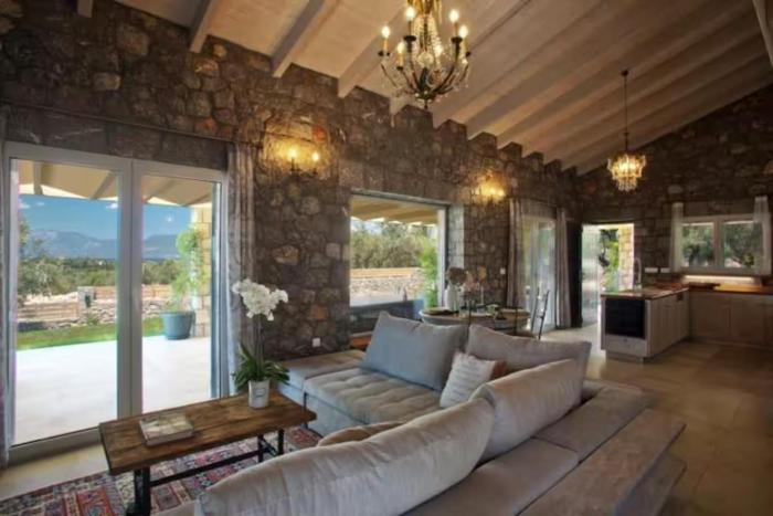 House Sleeps 6 with Private Pool