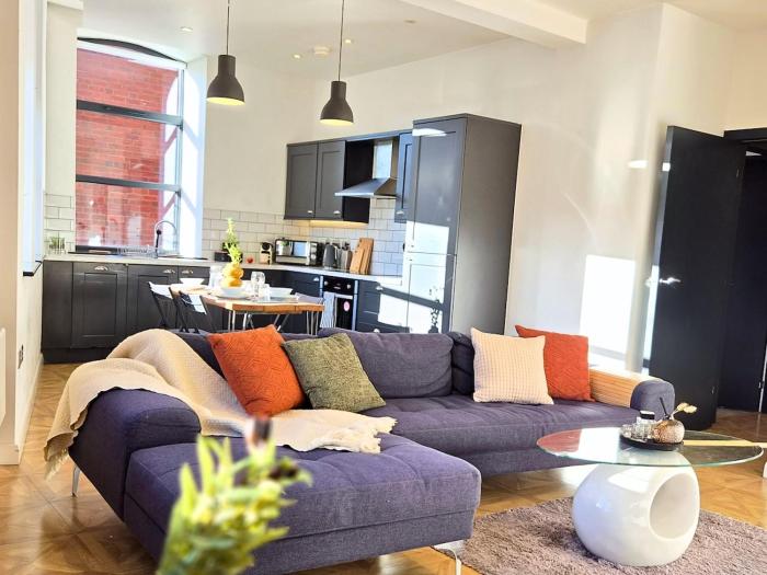 Chic Industrial Loft-Style Apartment, Central Leeds