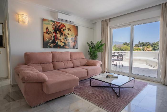 MARBELLA BANUS SUITES - Banús - Nueva Andalucía - Spacious 3BR - 2BA - Large Outdoor Terrace - Mountain Views - Pool - Covered Parking - Steps from Marbella Arena & La Sala - Ideal for Families