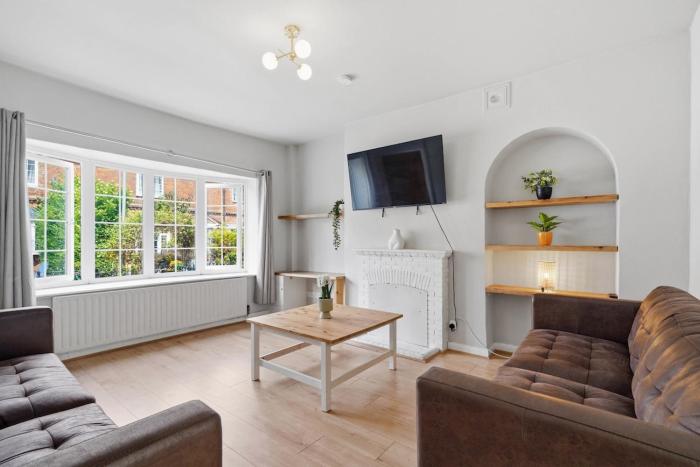 Beautiful 2 Bed House with Parking in Birmingham