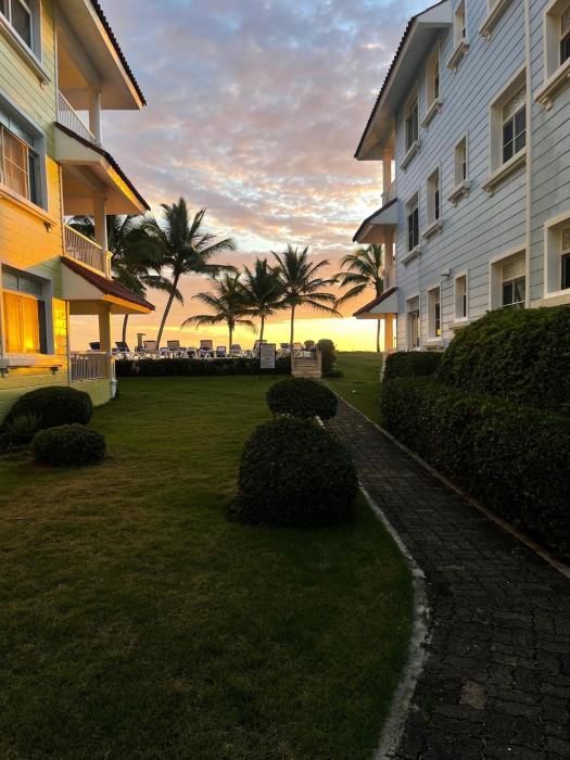 The Victorian Luxury Ocean View Condo 2BR