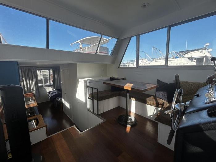 Spacious Boathouse in heart of luxury Sausalito