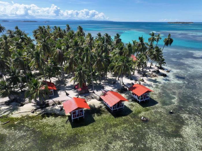 Cabins over the sea of Guna Yala Yansailadub