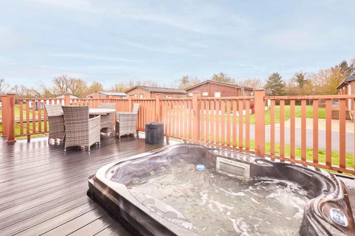 Little Gem Lodge with Hot Tub