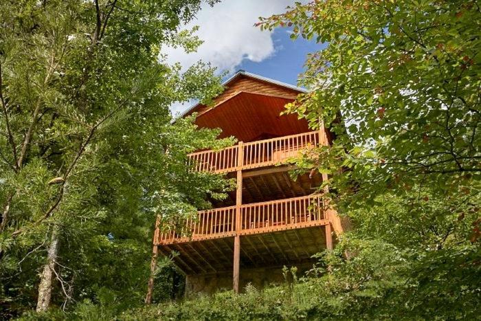 Secluded Cabin with Gorgeous Vistas and Hot-tub in Sevierville, Tennessee