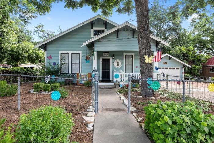 2BR Historic Bungalow with Fire Pit Near Downtown Fredericksburg, Texas
