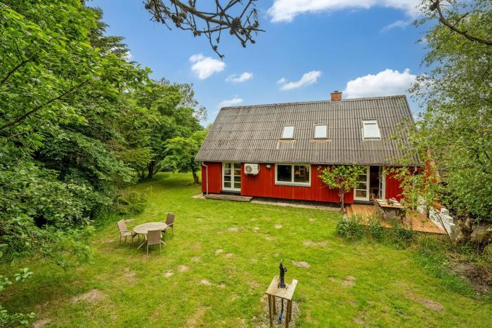 Spacious Holiday Home With Terrace, Wood-Burning Stove And Large Plot