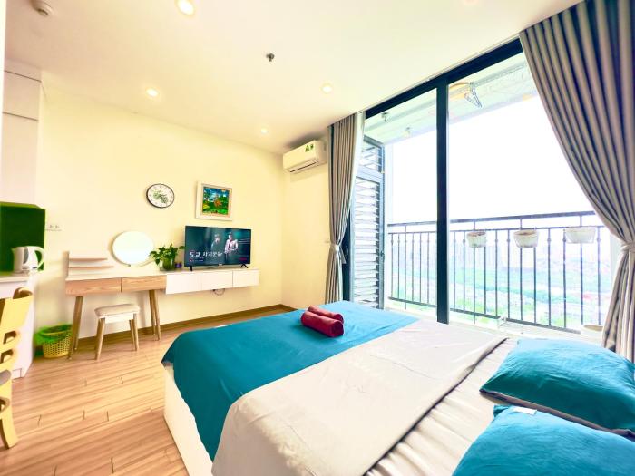High Floor Apartment Overlooking Hanoi Skyline at Vinhomes Green Bay