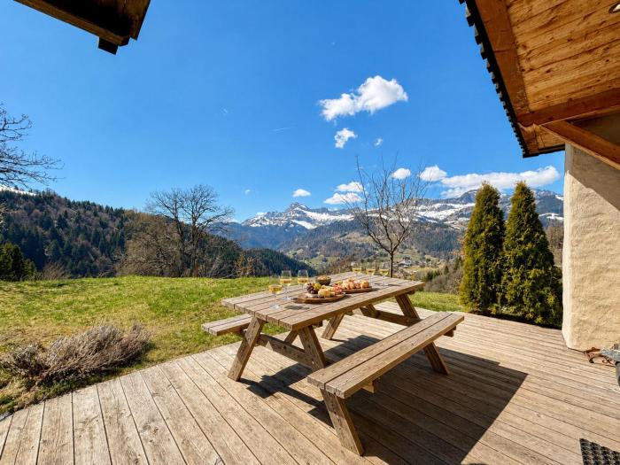 Appartement charmant avec grande terrasse et parking - FR-1-505-35