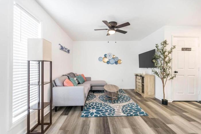 1BR Home Fenced Yard Workspace Pet Playground
