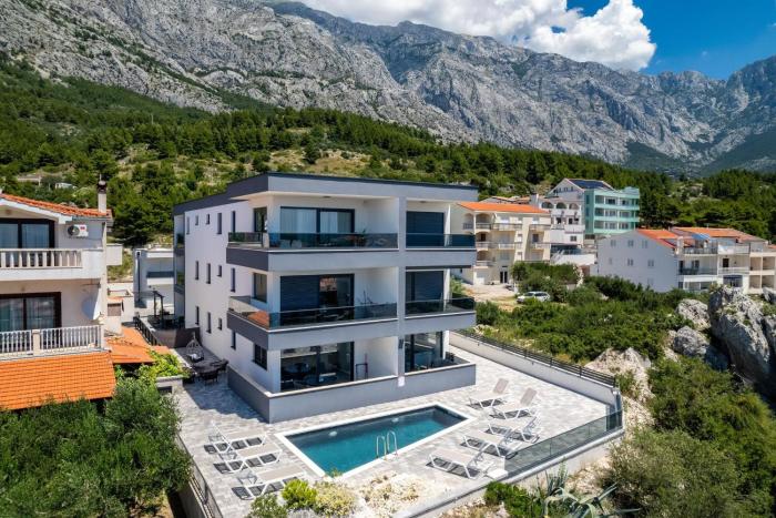Luxury AP with swimmingpool
