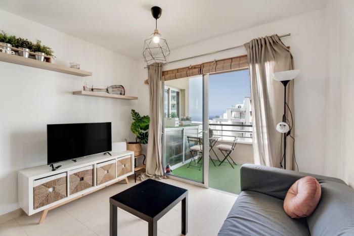 Charming 2-Bedroom Apartment with Ocean Views in Adeje