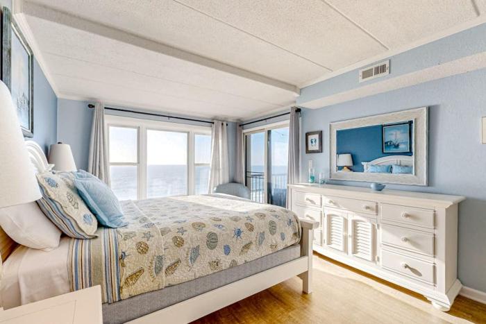 Beachfront condo with ocean-view balcony outdoor pool washer & dryer & AC