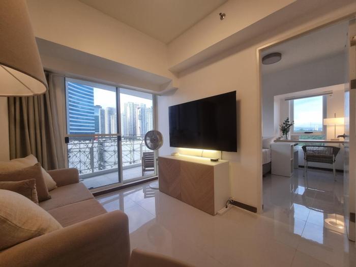 Queen Executive Suite near Solaire Casino and MRT