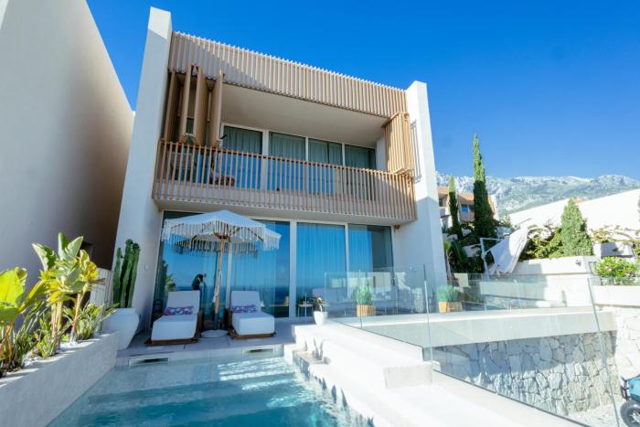 Apartment with private pool