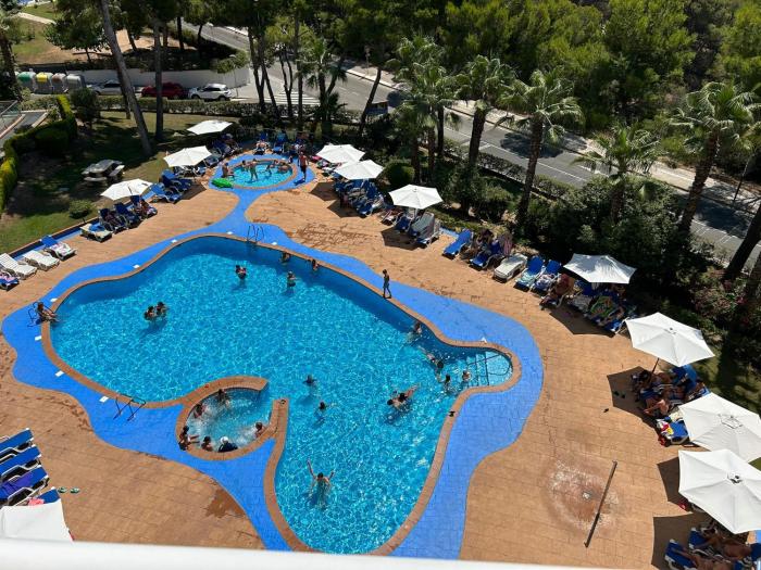Enjoy the swimming pool and relax in Cap Salou