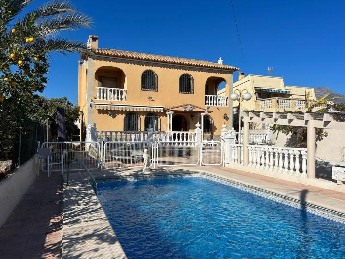 Large family villa with private pool - Close to the beach