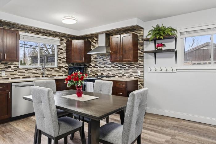 Spacious 5BR Home 2 Kitchens Sleeps 10 Near UNB