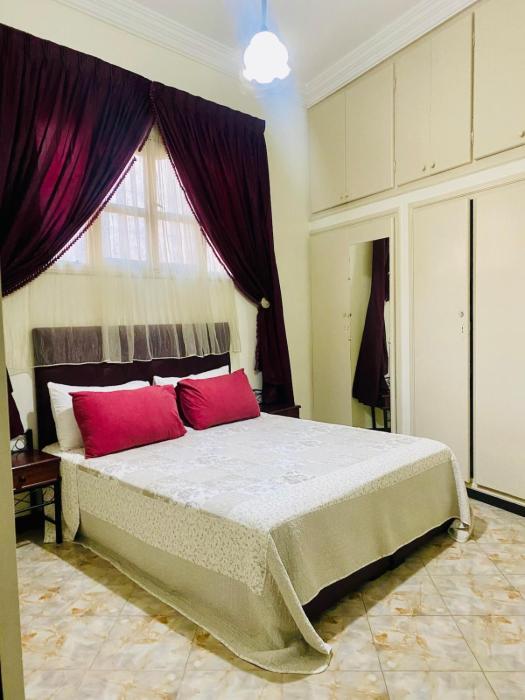 Appartement avec patio au centre ville, bien équipé, Fibre haut débit