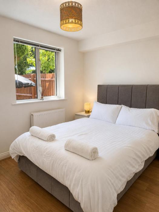 Spacious Family Home with Garden & Parking