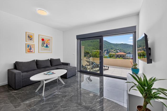 Apartment Nicol with seaview and free parking