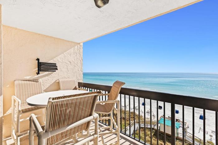 Beachfront Condo with Private Balcony - Shared Pools Hot Tub & Fitness Room