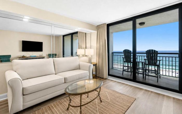 Gulf-Front Condo w Free WiFi & Shared Pools Hot Tub & Sauna - Snowbird Friendly