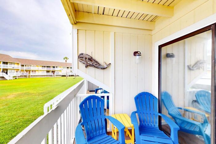 Dog-friendly charming beach condo with pool hot tub sauna deck & water access