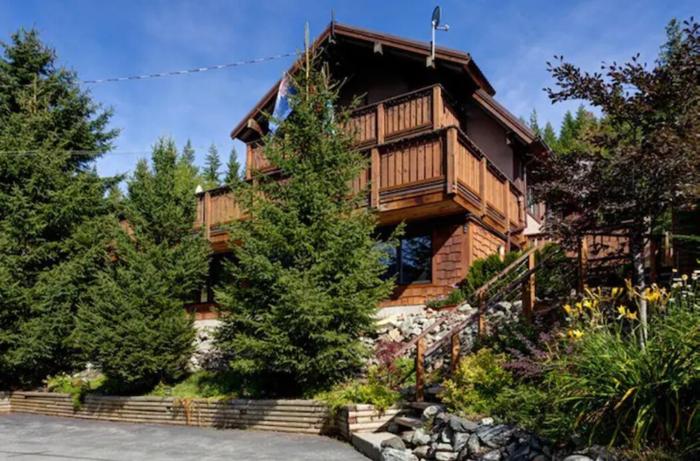 Valhalla Ski Chalet Hottub, walk to village lifts