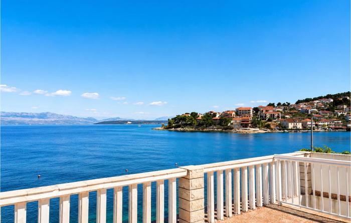 3 Bedroom Beach Front Apartment In Stomorska