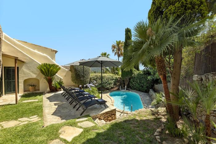 Townhouse with pool and mountain views, just 5 min