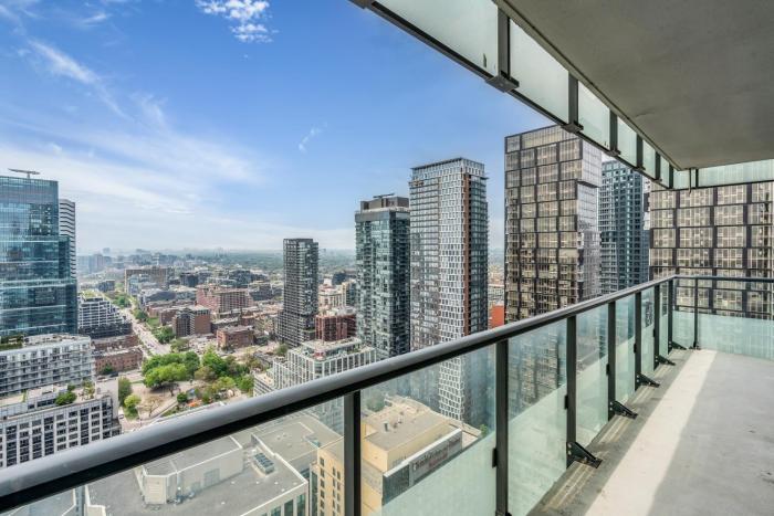 Classic Toronto Skyline Suite - Self Check in