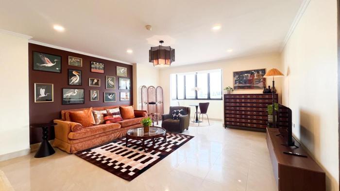 Elegant and Spacious 2 BR Apt Walk to BTS Nana