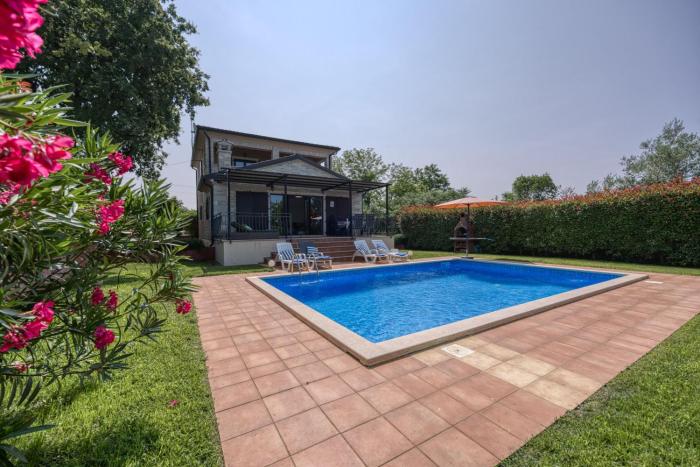 Villa Kristina with Pool - Happy Rentals