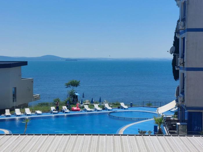 Private apartment with sea view in Blue Bay Pallace